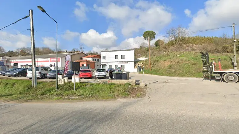 Vue de la rue devant EMINIS AUTO - Voitures sans permis Toulouse - Aixam - Ligier, Pechbonnieu