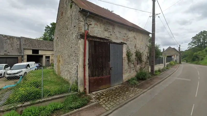 Vue de la rue devant MAUREGNY AUTO, Mauregny-en-Haye