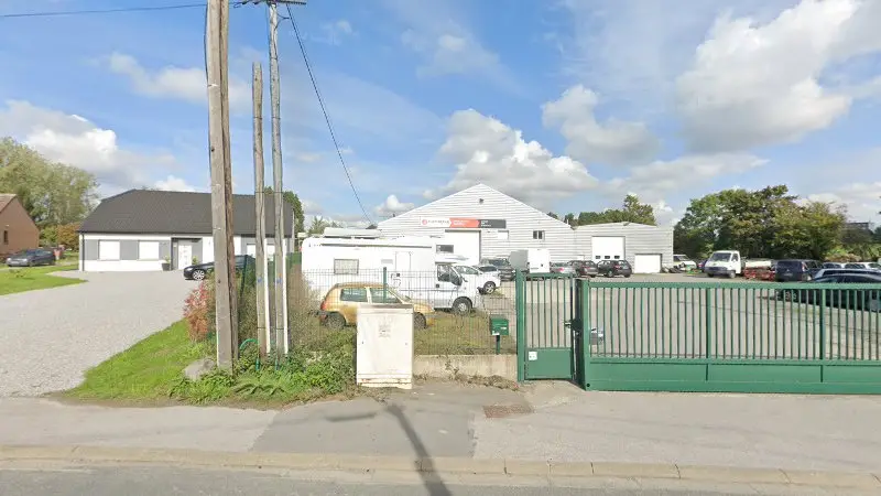Vue de la rue devant Garage ZRM, Ferrière-la-Grande