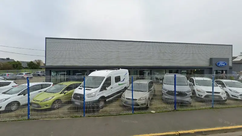 Vue de la rue devant SARL Garage Roudaut - Ford, Lannilis