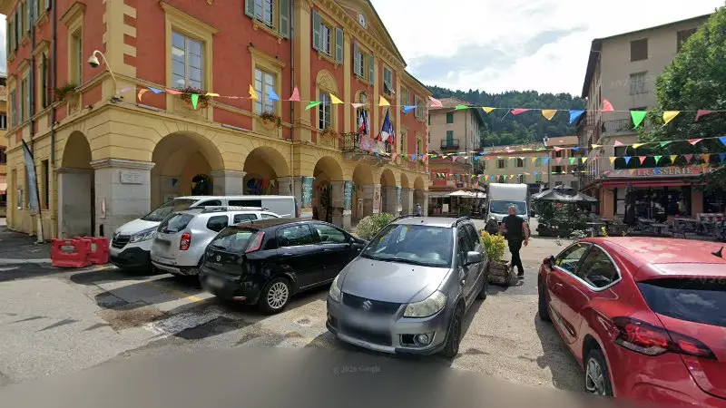 Vue de la rue devant Garage du Mercantour, Saint-Martin-Vésubie