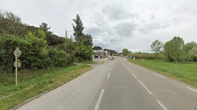 Vue de la rue devant La Vitrerie Automobile, Bagnols-sur-Cèze