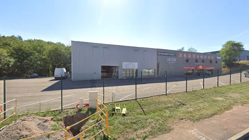 Vue de la rue devant Franco'llection Franco Automobiles, Le Creusot