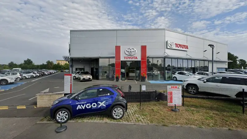 Vue de la rue devant Lexus Service at Réparateur Agréé - Altis Vannes, Vannes