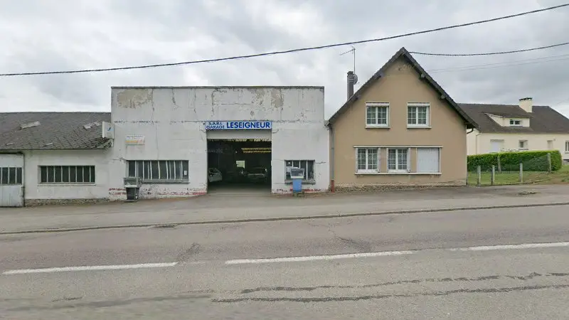 Vue de la rue devant Leseigneur Garage SARL, Brionne