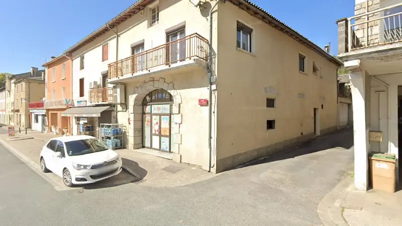 Vue de la rue devant Le Garage du Gijou - Motrio, Viane