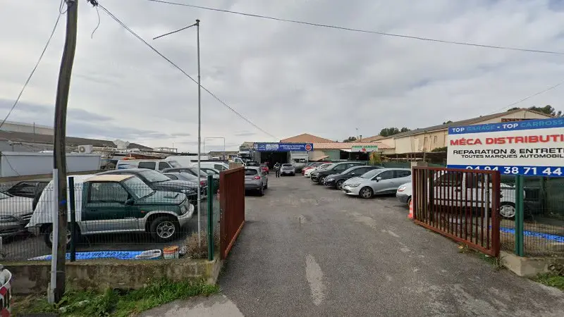 Vue de la rue devant Avatacar, La Londe-les-Maures