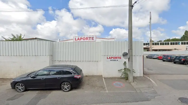Vue de la rue devant Carrosserie Du Golf, Biot