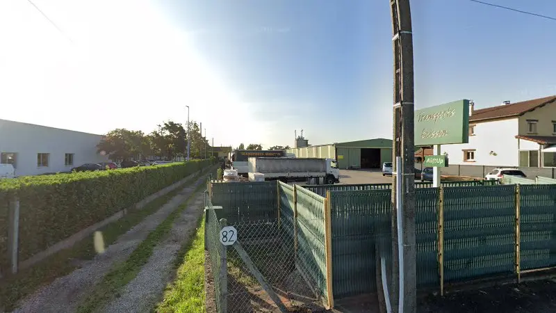 Vue de la rue devant CR CARROSSERIE, Décines-Charpieu