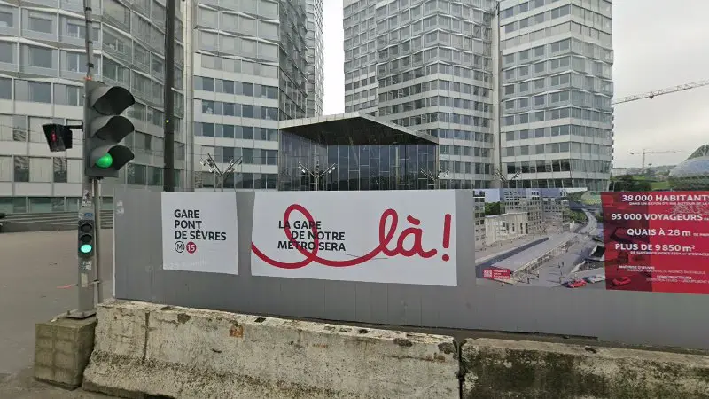 Vue de la rue devant Top Diesel, Boulogne-Billancourt
