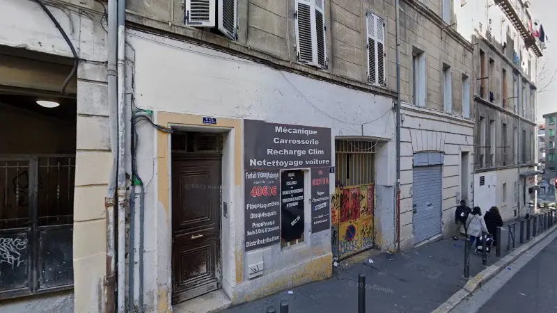 Vue de la rue devant Carrosserie, Marseille