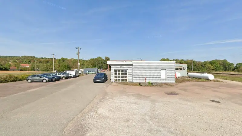 Vue de la rue devant M.G.S Mécanique Générale, Le Montsaugeonnais