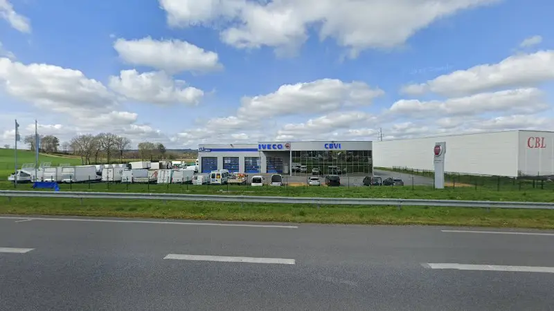 Vue de la rue devant Centre Bretagne Vehicules Industiels, Pontivy