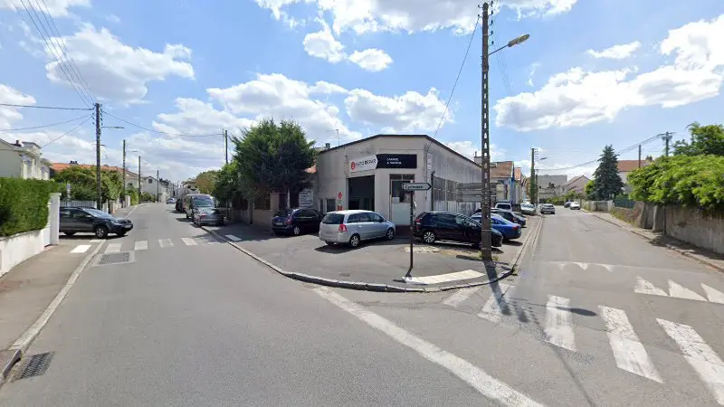 Vue de la rue devant Eurorepar Garage J. Navinel, Rezé