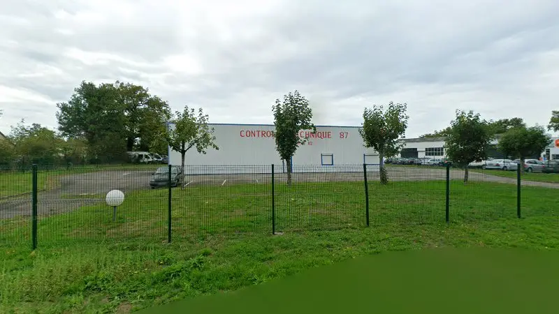 Vue de la rue devant Centre de contrôle technique AUTOCONTROL, Les Grands-Chézeaux
