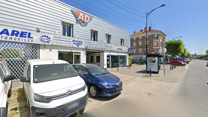 Vue de la rue devant Ford Service, Champigny-sur-Marne