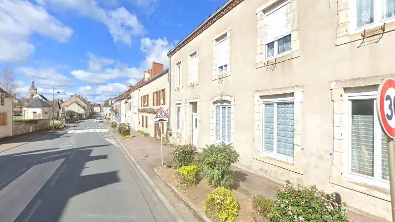 Vue de la rue devant Yacco International Garage, Montmarault