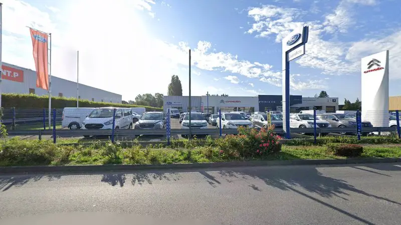 Vue de la rue devant SARL GARAGE LESNIS - Citroën, Pont-l'Évêque