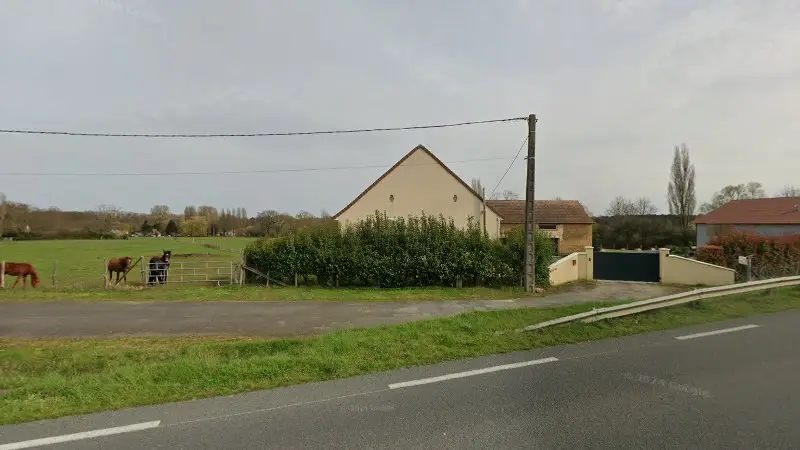 Vue de la rue devant Carrosserie Aveline, Savigné-l'Évêque