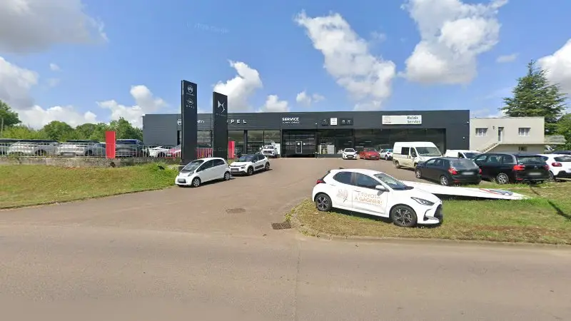 Vue de la rue devant DS SERVICE SEMUR EN AUXOIS, Semur-en-Auxois