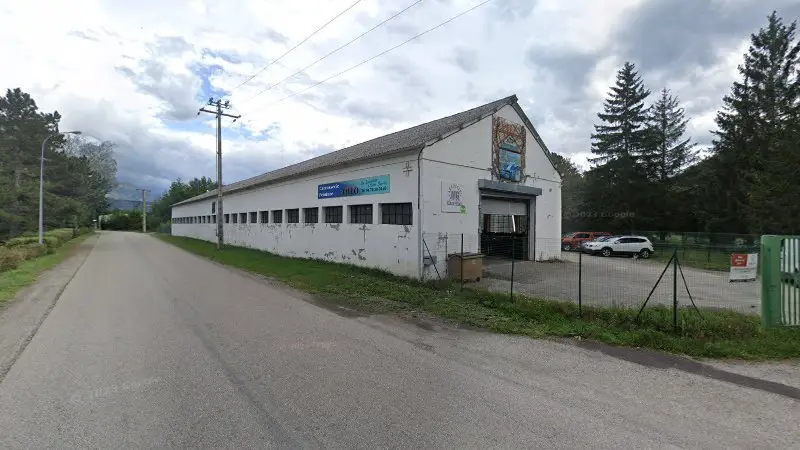 Vue de la rue devant MG Auto Carrosserie, Susville