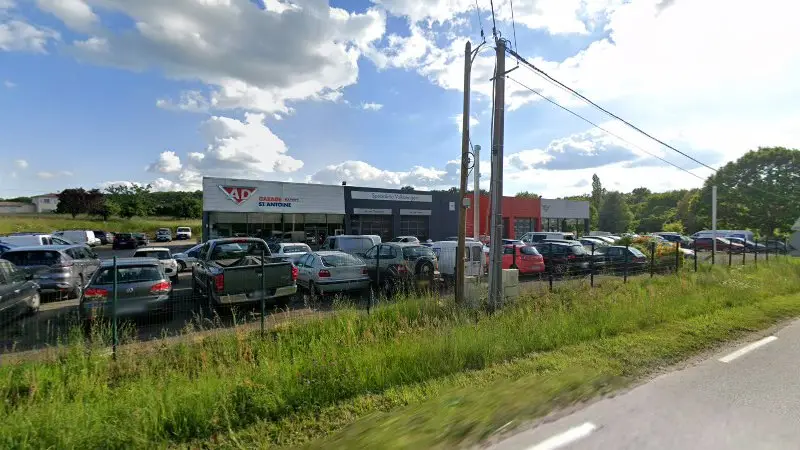 Vue de la rue devant AD Garage Expert SAINT ANTOINE, Saint-Léonard-de-Noblat