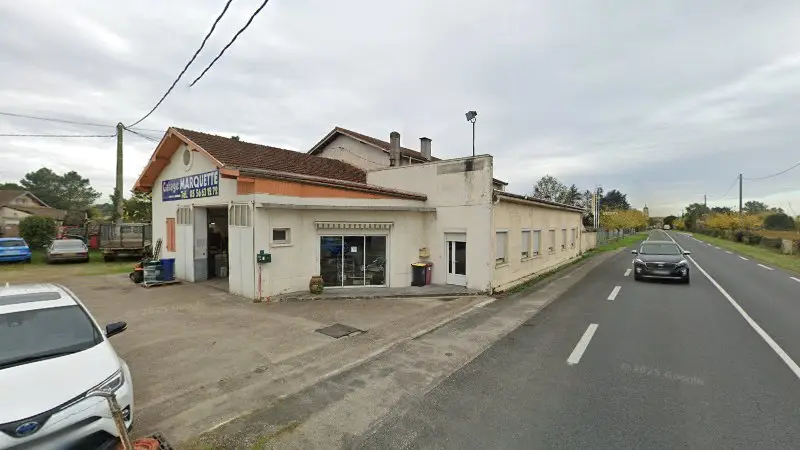 Vue de la rue devant Etablissements Marquette et Fils, Preignac