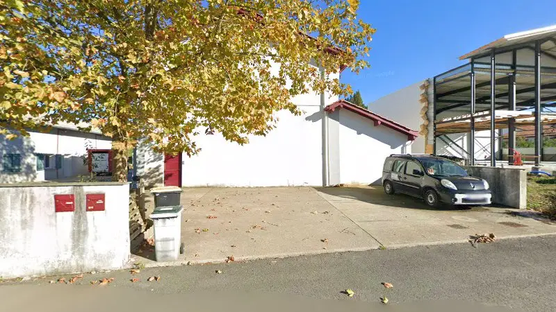 Vue de la rue devant GA Carrosserie, Espelette