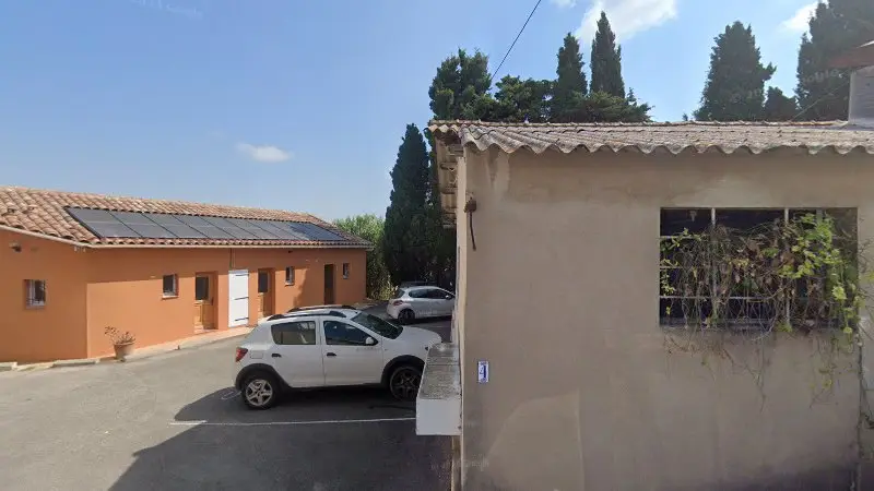Vue de la rue devant Carrosserie oudin, La Crau