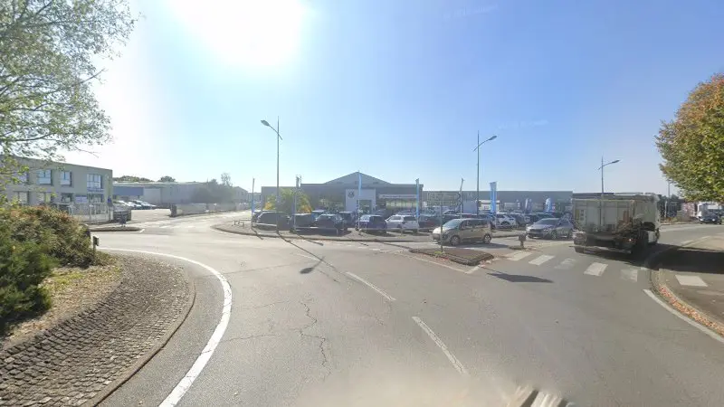 Vue de la rue devant Audi - KERMORVANT AUTOMOBILES - Morbihan Auto, Auray
