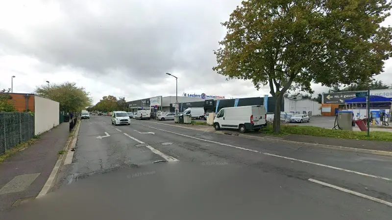 Vue de la rue devant AULNAY AUTOMOBILES - Citroën, Aulnay-sous-Bois