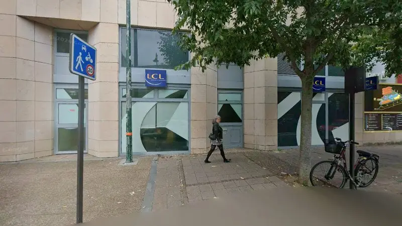 Vue de la rue devant Giti Tire France, Rueil-Malmaison
