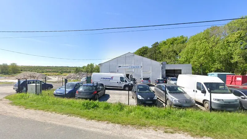 Vue de la rue devant Garage et Carrosserie Gavois, Guînes