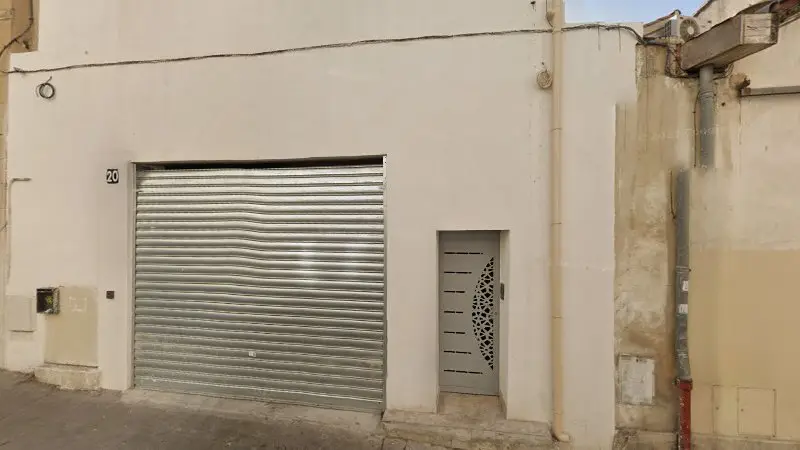 Vue de la rue devant Carrosserie Lina, Marseille