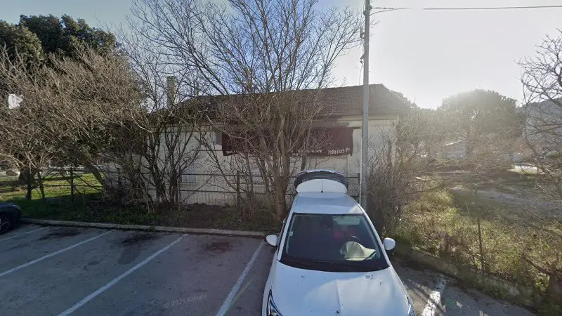 Vue de la rue devant Recharge clim auto a domicile, Aubagne