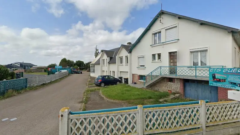 Vue de la rue devant Guérin Carrosserie, Gonneville-la-Mallet