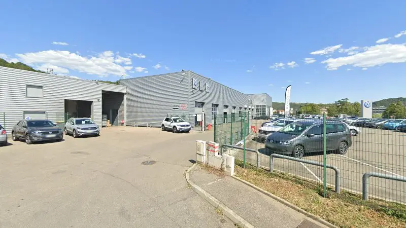 Vue de la rue devant Mediatouch, concepteur de Self-Car, Saint-Romain-en-Gal