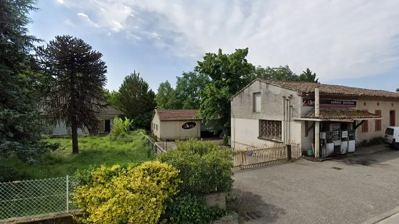 Vue de la rue devant G Auto, La Salvetat-Belmontet