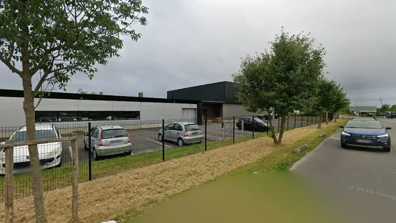 Vue de la rue devant Garage Carrosserie Pévéloise, Cysoing
