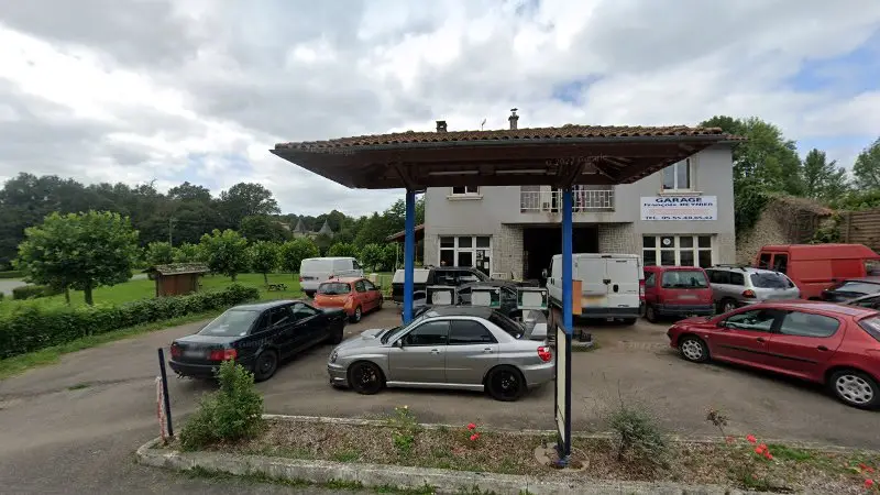 Vue de la rue devant Garage Reynier, Les Salles-Lavauguyon