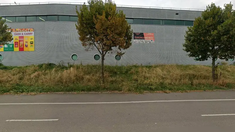 Vue de la rue devant Nation Buzenval Automobile, Valenton