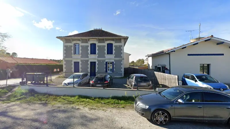 Vue de la rue devant Carrosserie du Barp, Le Barp