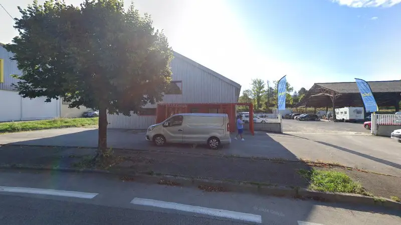 Vue de la rue devant Carrosserie MONFRINI, Lons-le-Saunier