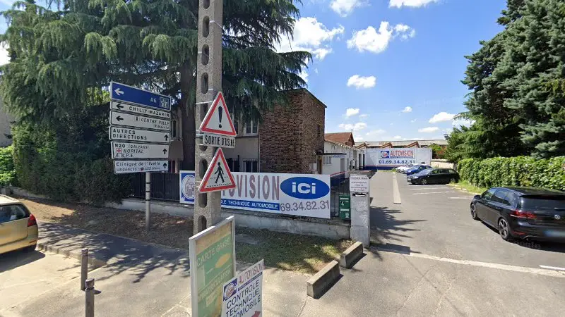 Vue de la rue devant Karrosserie.com - Aminorme, Longjumeau