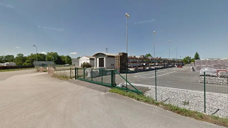 Vue de la rue devant Contrôle Technique Poids Lourds, Perrigny