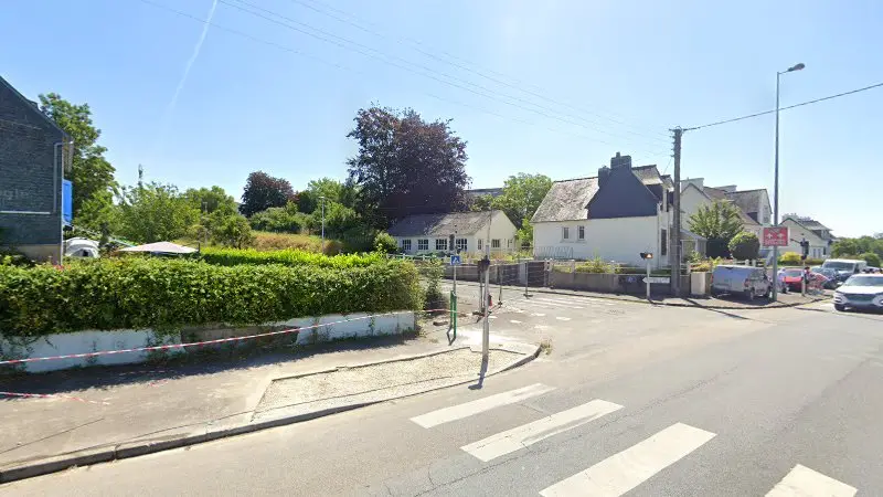 Vue de la rue devant Dépannage et Remorquage P.L Le Roux, Carhaix-Plouguer