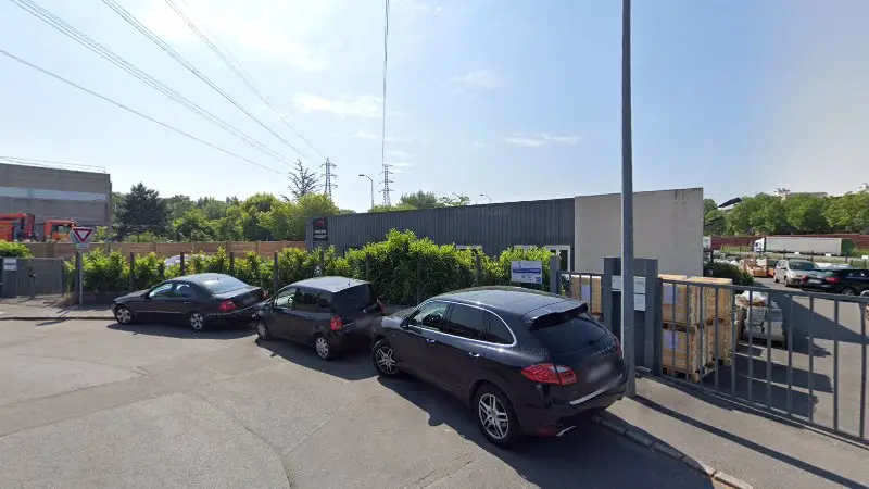 Vue de la rue devant GARAGE BERDA Peugeot, Boissy-Saint-Léger