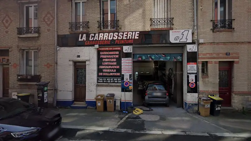 Vue de la rue devant La Carrosserie, Montreuil