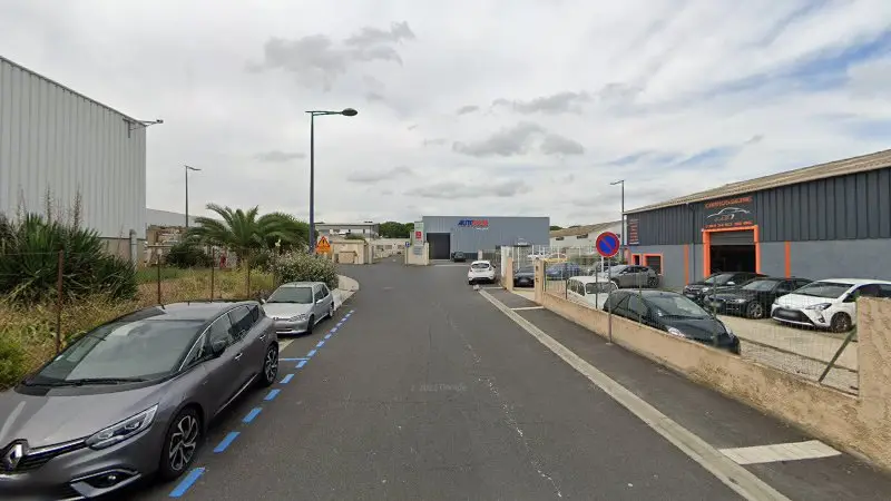 Vue de la rue devant Garage Kar Automobile, Villeneuve-lès-Béziers
