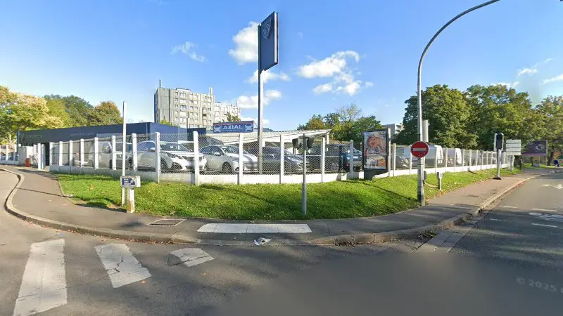 Vue de la rue devant Villepinte Autos Services Ford, Villepinte